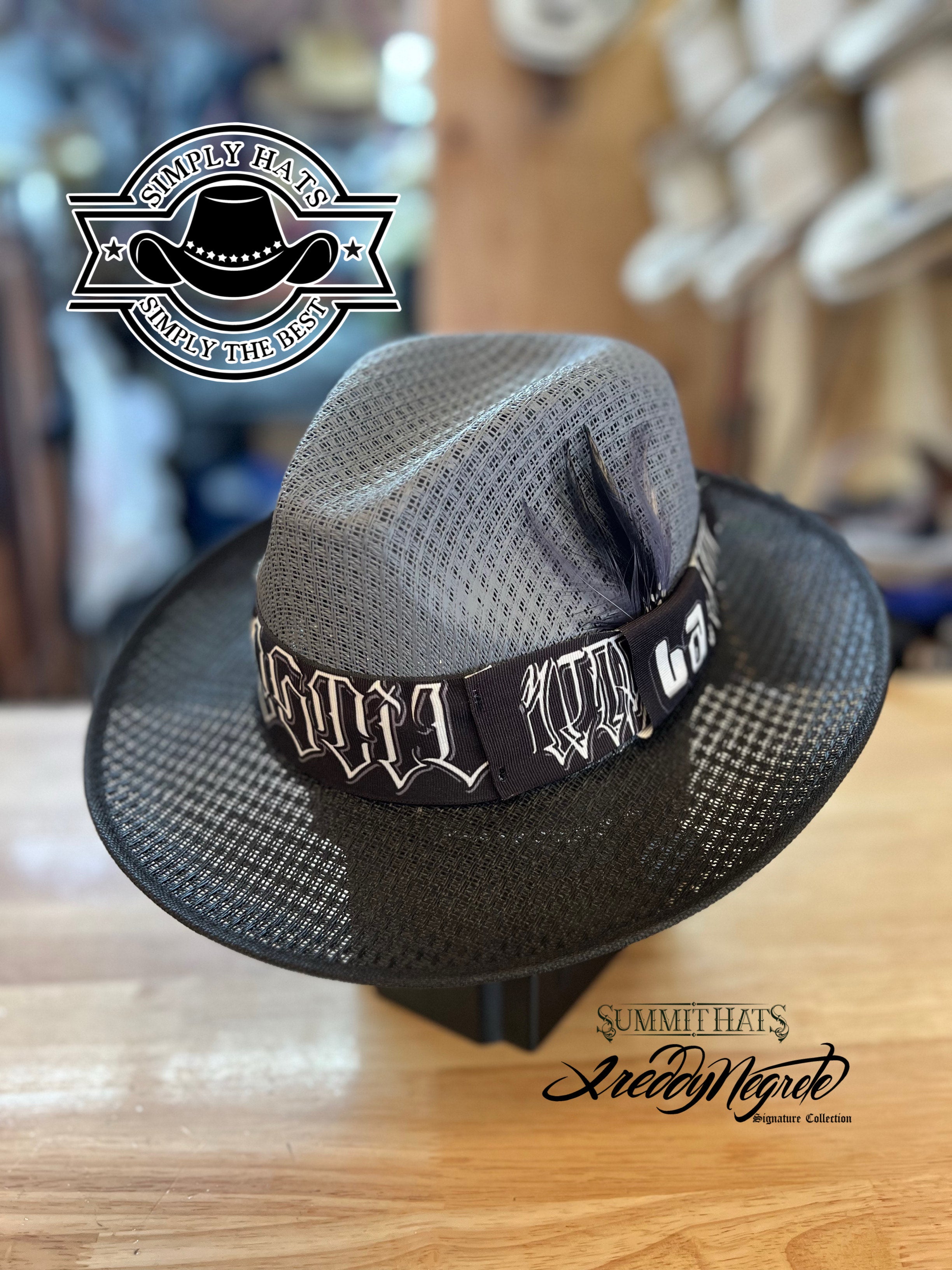 Cappello uomo Whittier Lowrider Fedora in paglia nero e grigio con piuma combina Cappello uomo Whittier Lowrider Fedora in paglia nero e grigio con piuma combina